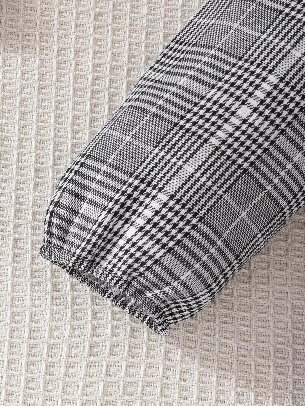 🎨 Gros plan détail pantalon à carreaux adorable champêtre et bandeau coordonné bébé fille - motif intemporel élégant - boutons-pression pratiques changes faciles - finitions soignées qualité premium - tissu doux respirant - tenue quotidien occasions spéciales BabyCoton
