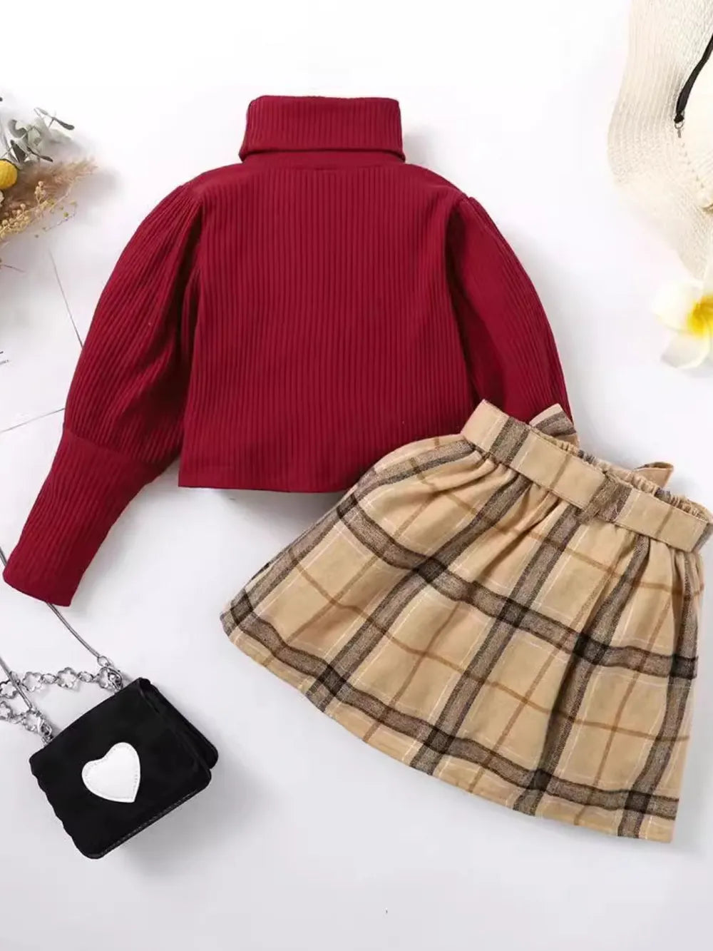 Détail col roulé doux pour fille avec jupe coordonnée - style automne-hiver élégant - BabyCoton Suisse
