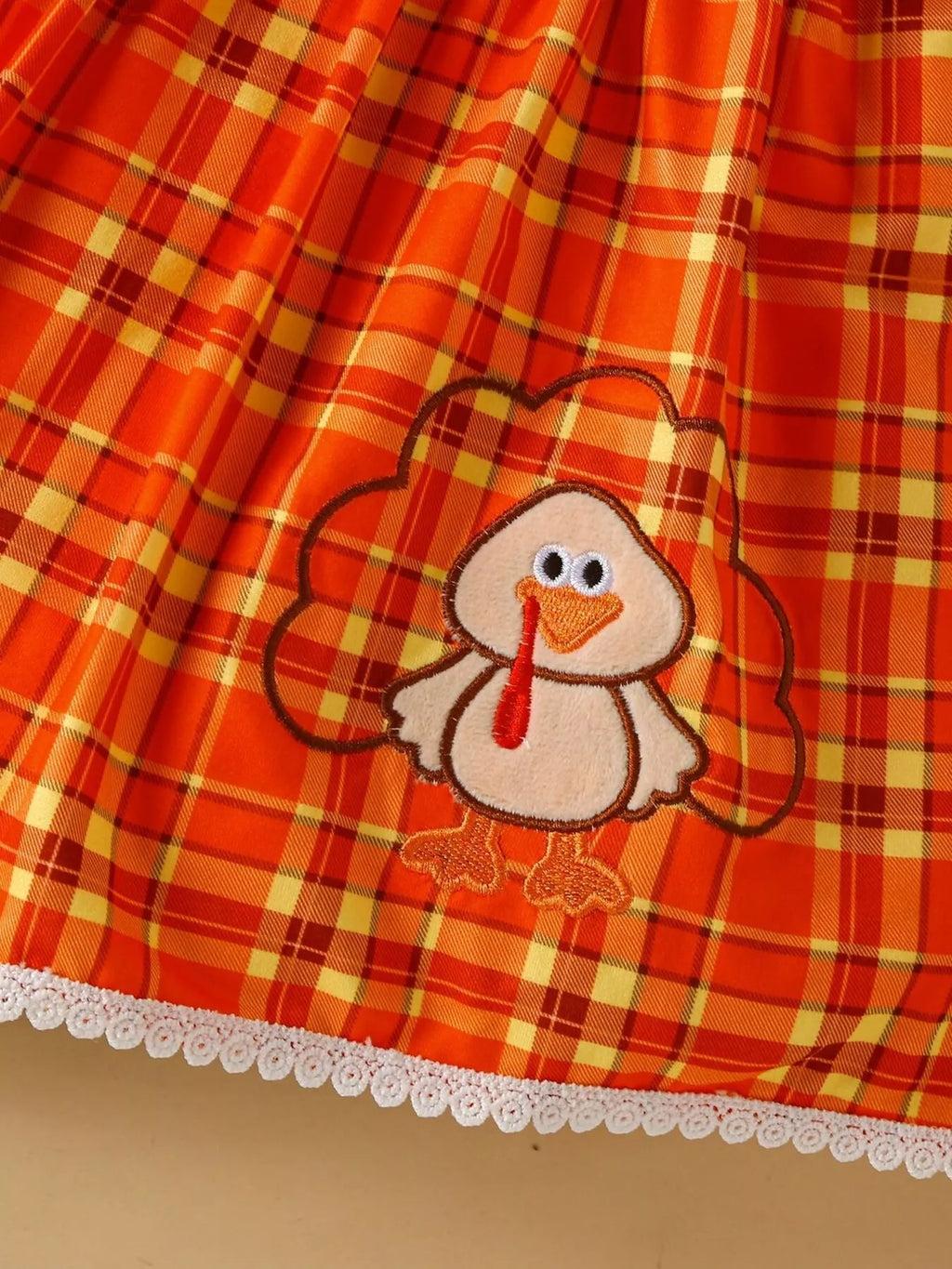 🎉 Détail final ensemble complet robe à carreaux dinde brodée artisanale nœud 3 pièces - tenue festive unique élégante - finitions soignées qualité exceptionnelle - confort douceur - vêtements premium fille BabyCoton
