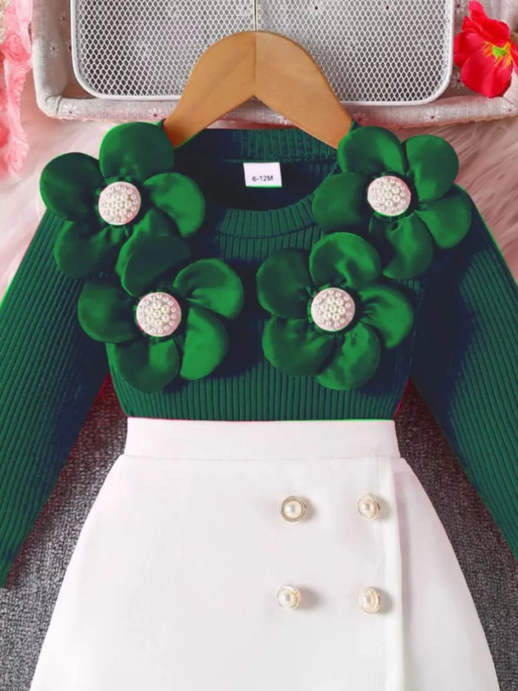 💫 L'ensemble qui fait fleurir les sourires :

🌺 Haut côtelé doux avec adorables appliqués floraux en relief 🎀 Volants délicats qui ajoutent une touche romantique 👗 Jupe élégante ornée de jolis boutons décoratifs 🌼 Design champêtre-chic qui respire la douceur ✨ Elle se sent comme une princesse de jardin secret