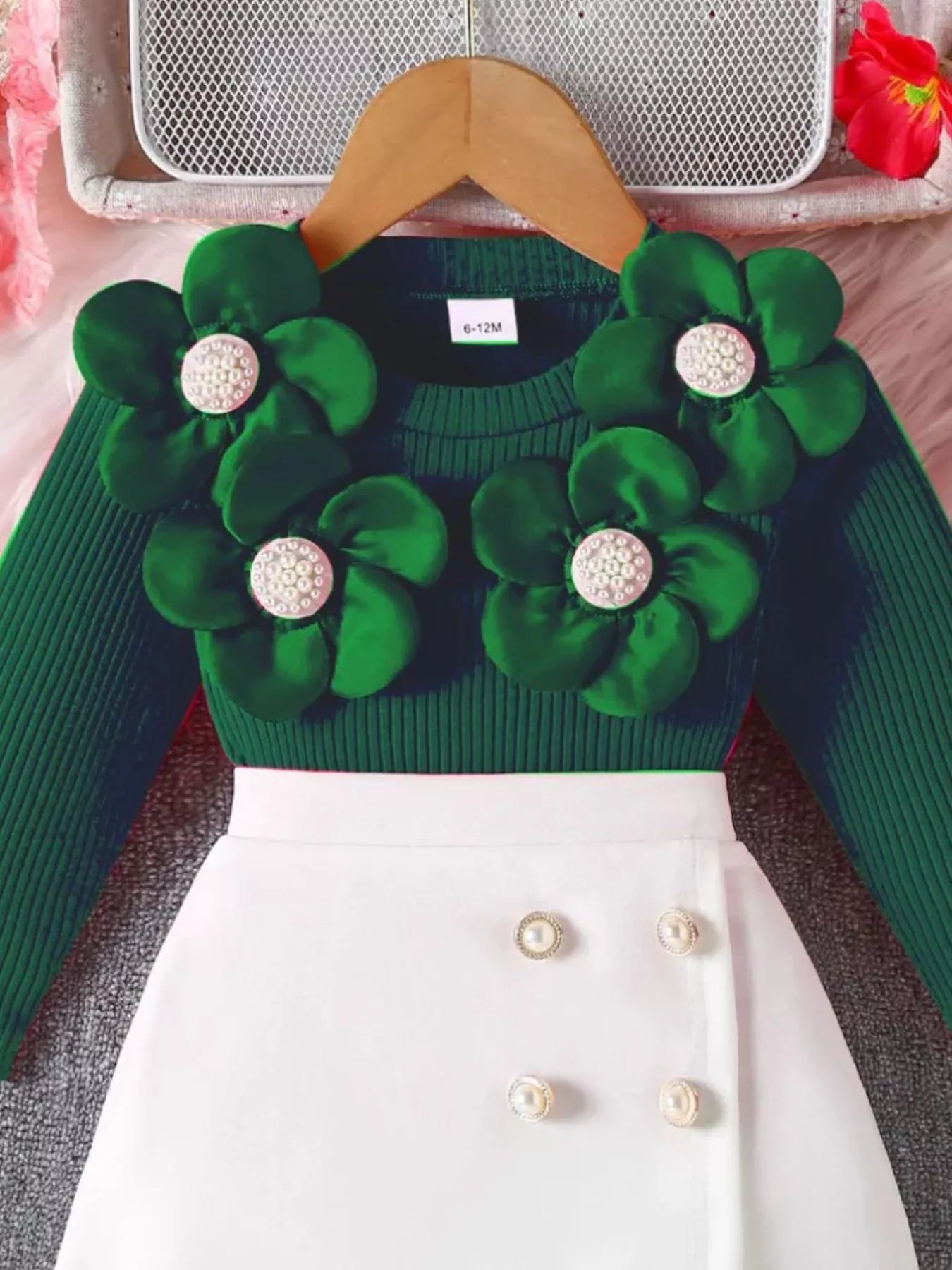 💫 L'ensemble qui fait fleurir les sourires :

🌺 Haut côtelé doux avec adorables appliqués floraux en relief 🎀 Volants délicats qui ajoutent une touche romantique 👗 Jupe élégante ornée de jolis boutons décoratifs 🌼 Design champêtre-chic qui respire la douceur ✨ Elle se sent comme une princesse de jardin secret