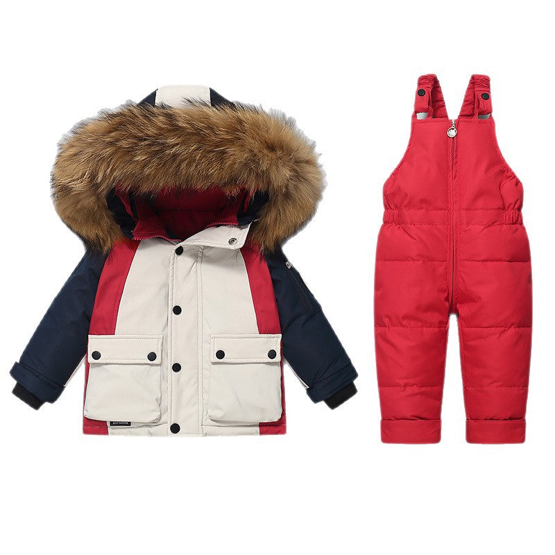 "Ensemble hiver 2 pièces pour enfant : doudoune matelassée tricolore vert foncé, beige et noir avec capuche bordée de fourrure synthétique marron et grandes poches 🧥 + salopette rembourrée vert foncé avec bretelles ajustables et fermeture éclair ⛷️ - tenue ultra-chaude en duvet de canard pour affronter l'hiver suisse, disponible chez BabyCoton ❄️"