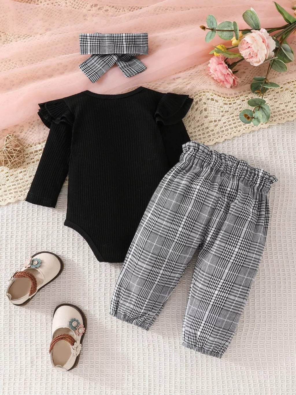 👶 Vue complète ensemble 3 pièces body pantalon à carreaux bandeau coordonnés bébé fille - tenue complète élégante champêtre - tissu ultra-doux confort optimal - coupe adaptée tout-petits - style adorable chic - vêtements premium BabyCoton Suisse
