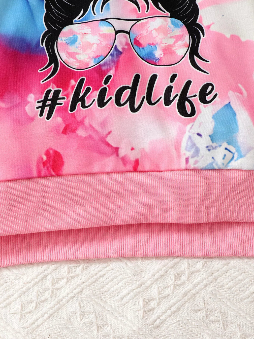 ✨ Détail final ensemble complet hoodie tie-dye graphique artistique et pantalon - effet coloré unique vibrant joyeux - tissu ultra-doux confort créatif - dégradés harmonieux - finitions qualité exceptionnelle - vêtements premium petit artiste BabyCoton Suisse
