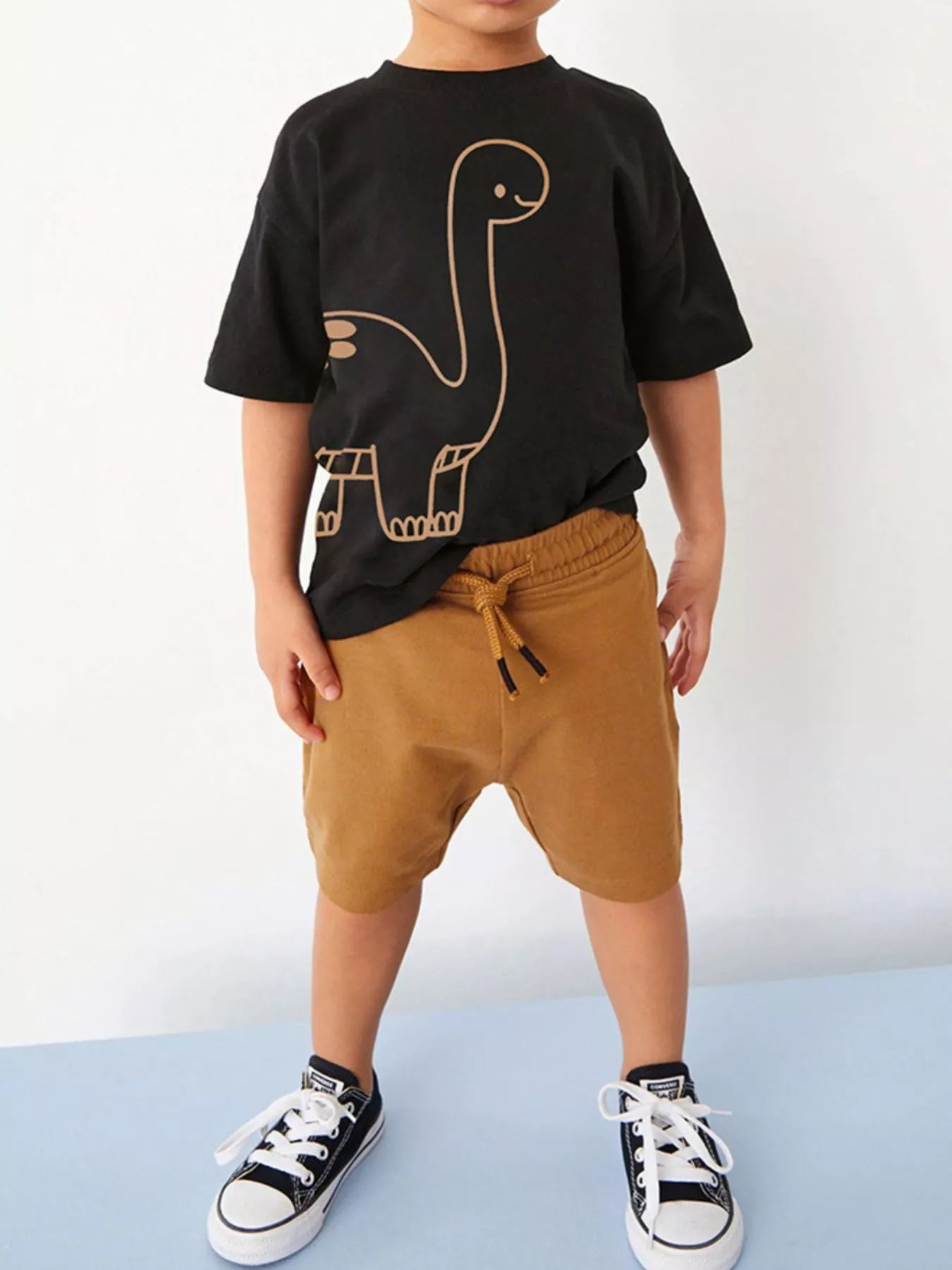 Ensemble enfant t-shirt graphique dinosaure et short assorti - vue avant complète - tenue confortable pour aventures
