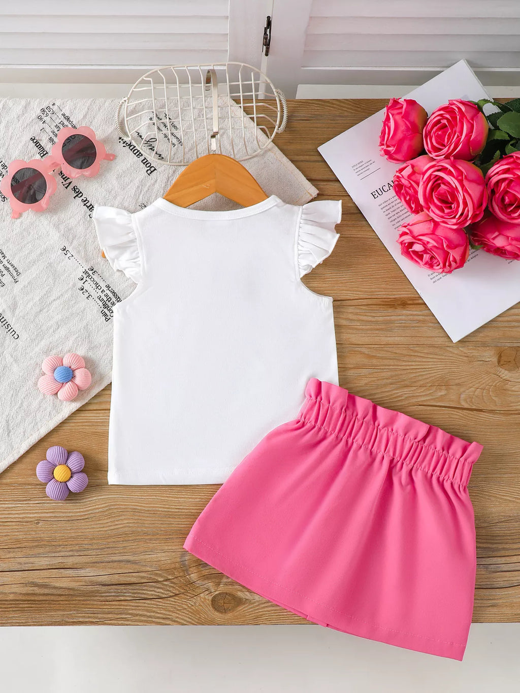 💐 Vue complète de l'ensemble à plat - haut avec appliqué floral et jupe parfaitement coordonnés pour un look harmonieux et raffiné