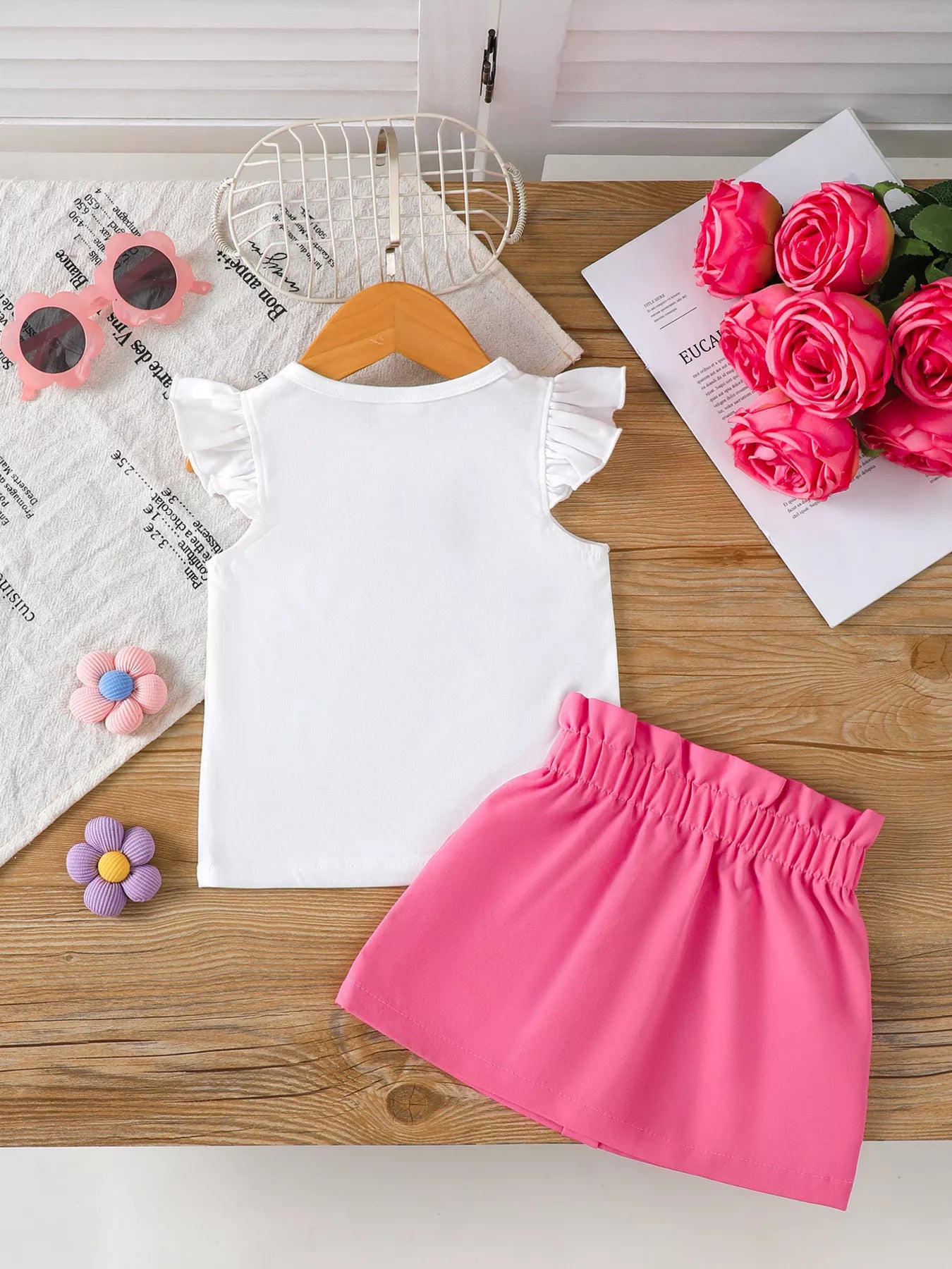 💐 Vue complète de l'ensemble à plat - haut avec appliqué floral et jupe parfaitement coordonnés pour un look harmonieux et raffiné