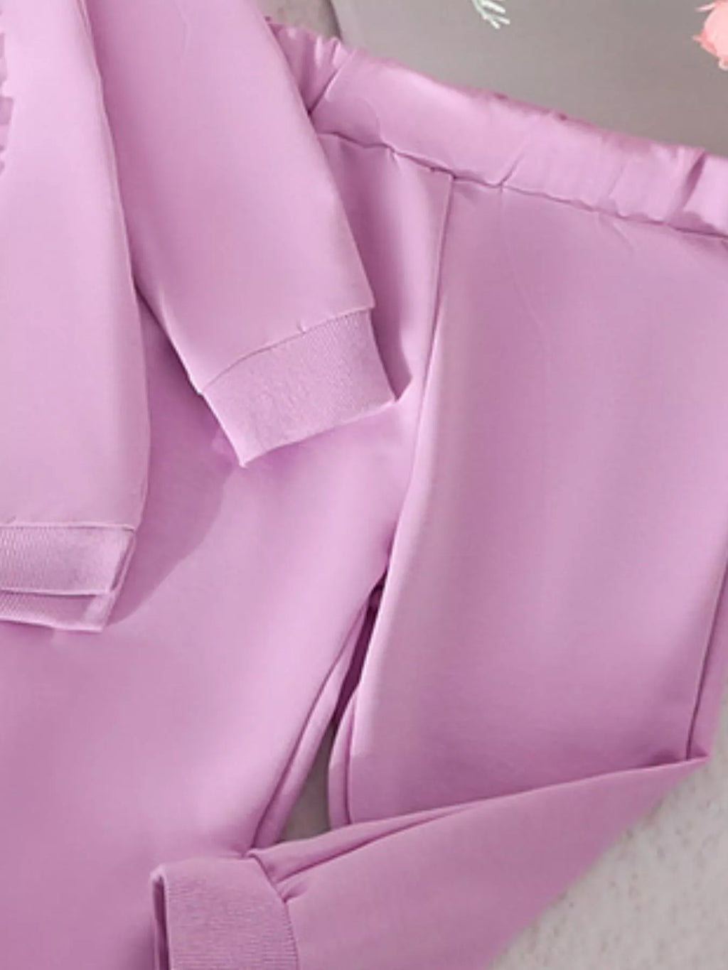 Gros plan sur pantalon col rond enfant - design adorable et délicat - vêtements BabyCoton

