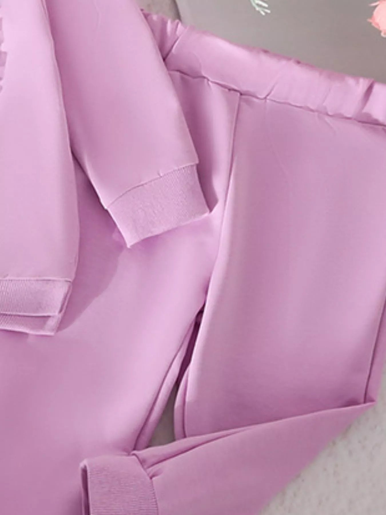 Gros plan sur pantalon col rond enfant - design adorable et délicat - vêtements BabyCoton
