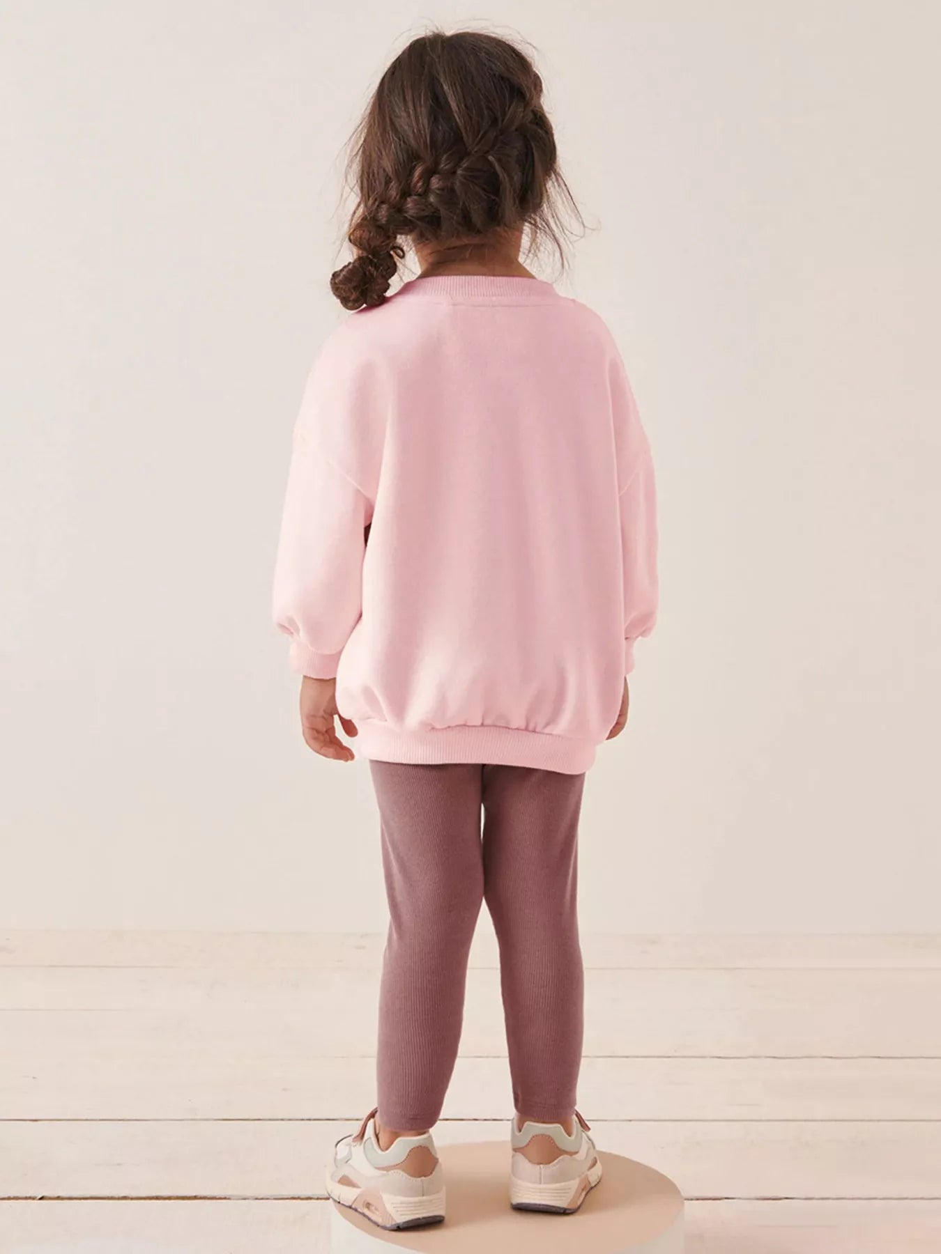 🎀 Vue latérale de l'ensemble ballerine - montrant la coupe confortable et les motifs inspirants parfaits pour les petites danseuses en herbe