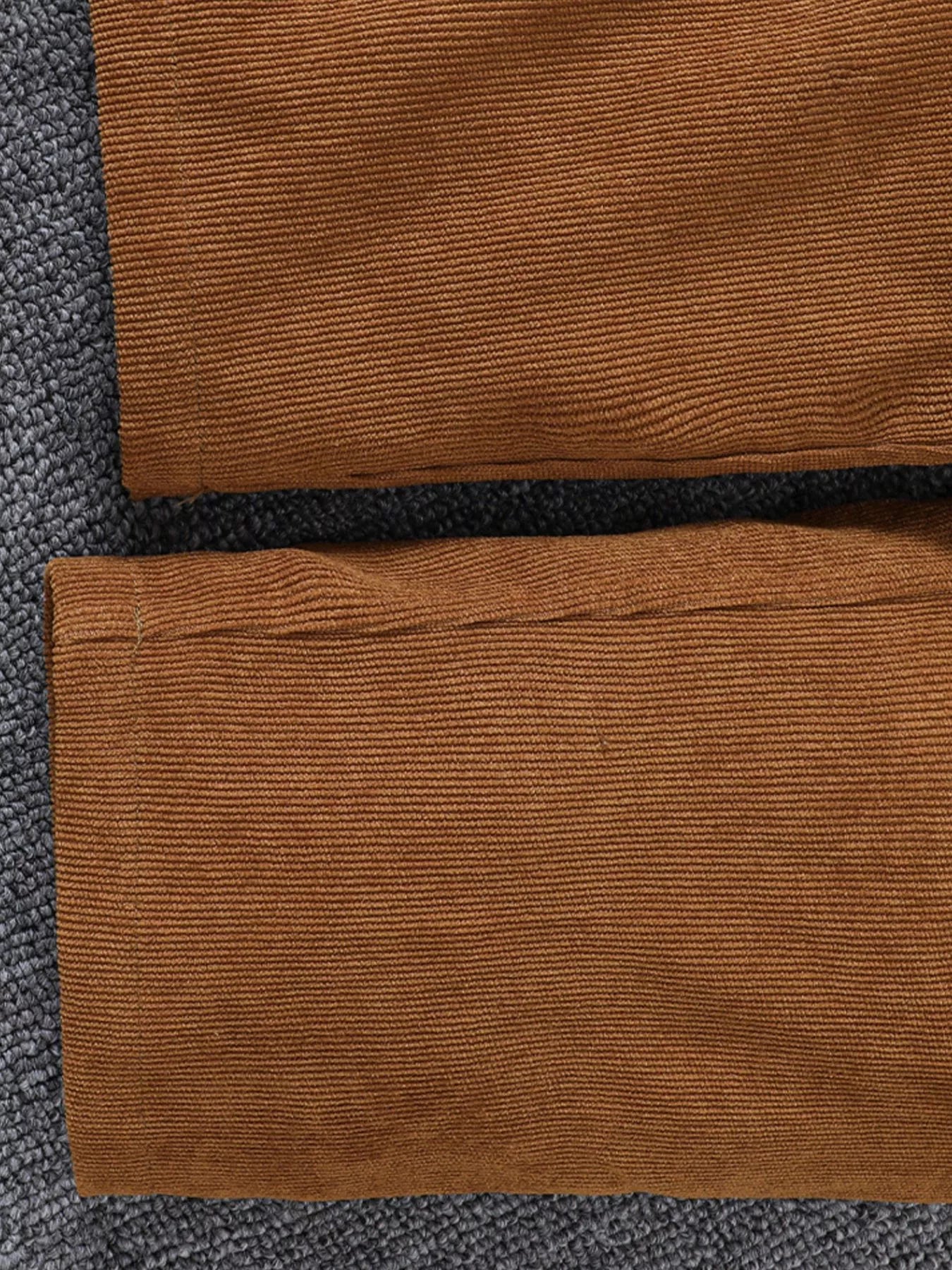 ✨ Détail final vue sur le bas du pantalon ensemble élégante volants romantiques délicats pantalon velours côtelé luxueux sophistiqué - tissus doux confortables chaleur optimal - design texturé raffiné harmonieux - détails volantés féminins - finitions qualité exceptionnelle coutures impeccables - vêtements premium petite fille élégante romantique BabyCoton Suisse
