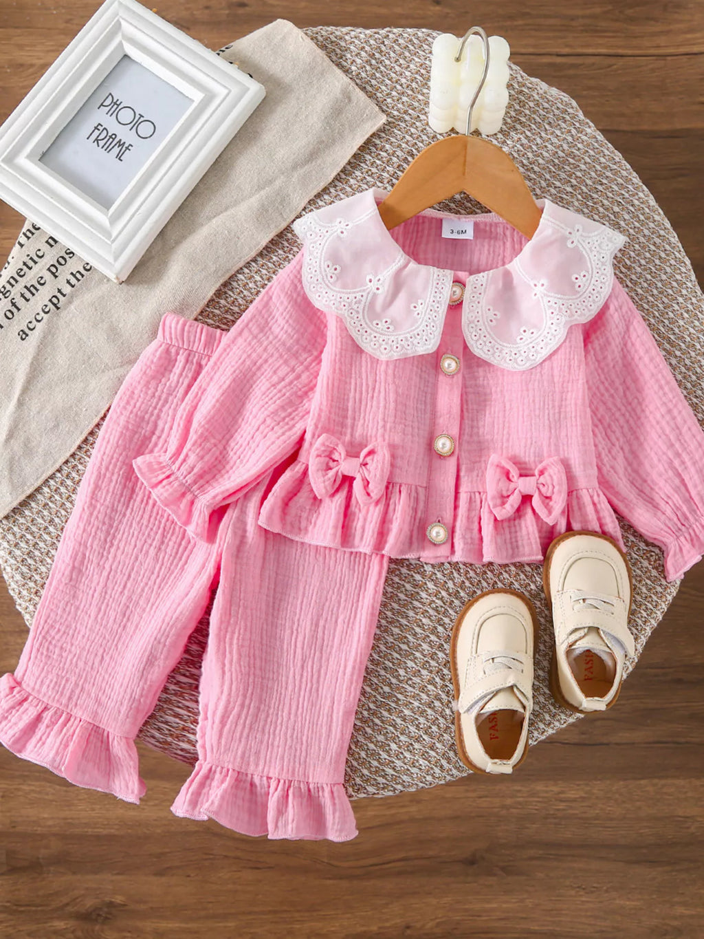 Ensemble bébé 3 pièces blanc avec volants délicats - vue de face montrant le body à manches courtes, le pantalon assorti et le bandeau décoratif avec nœud