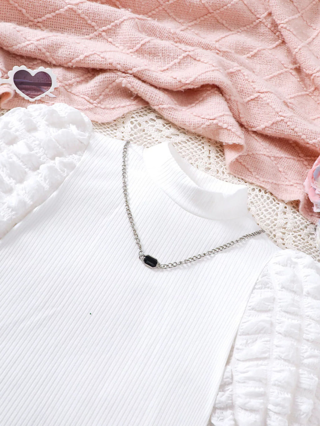 💕 Gros plan détail haut manches bouffantes romantiques volumineux délicats et jupe à carreaux intemporelle élégante - design charmant sophistiqué champêtre - finitions soignées coutures impeccables - tissu doux confortable - tenue fêtes anniversaires mariages baptêmes BabyCoton
