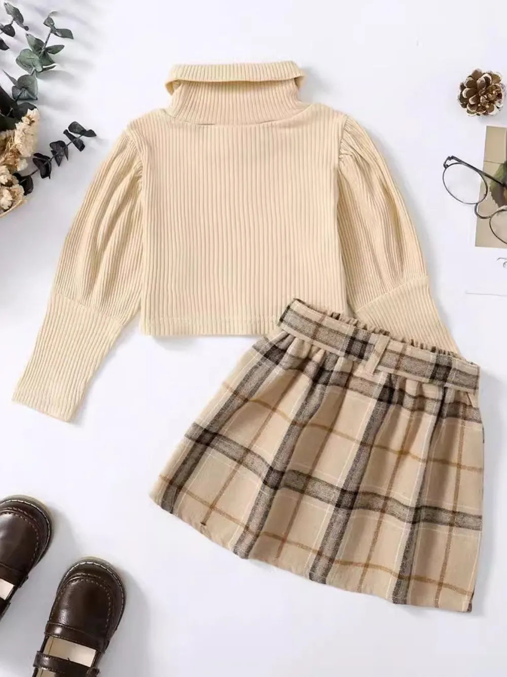 Détail col roulé doux pour fille avec jupe coordonnée - style automne-hiver élégant - BabyCoton Suisse
