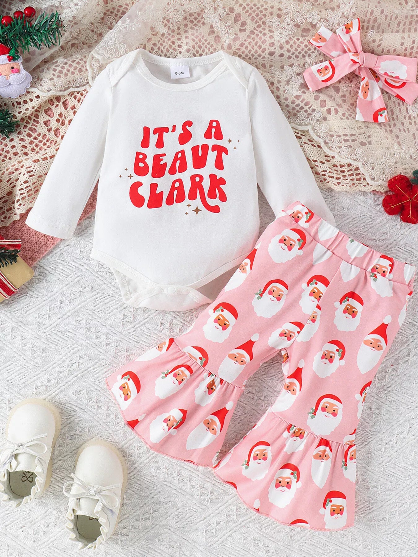 🎄 Enfant portant un ensemble Noël 3 pièces avec imprimés festifs colorés - vue de face montrant la coordination parfaite et l'esprit joyeux des fêtes