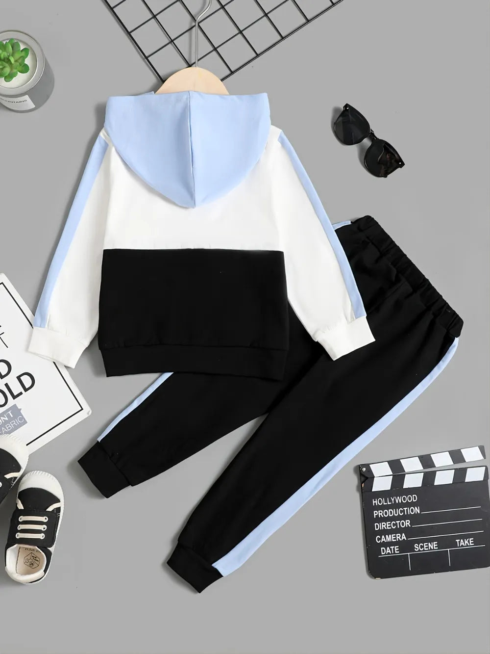 Détail hoodie color block enfant avec blocs de couleurs contrastés - style sportif moderne - BabyCoton Suisse
