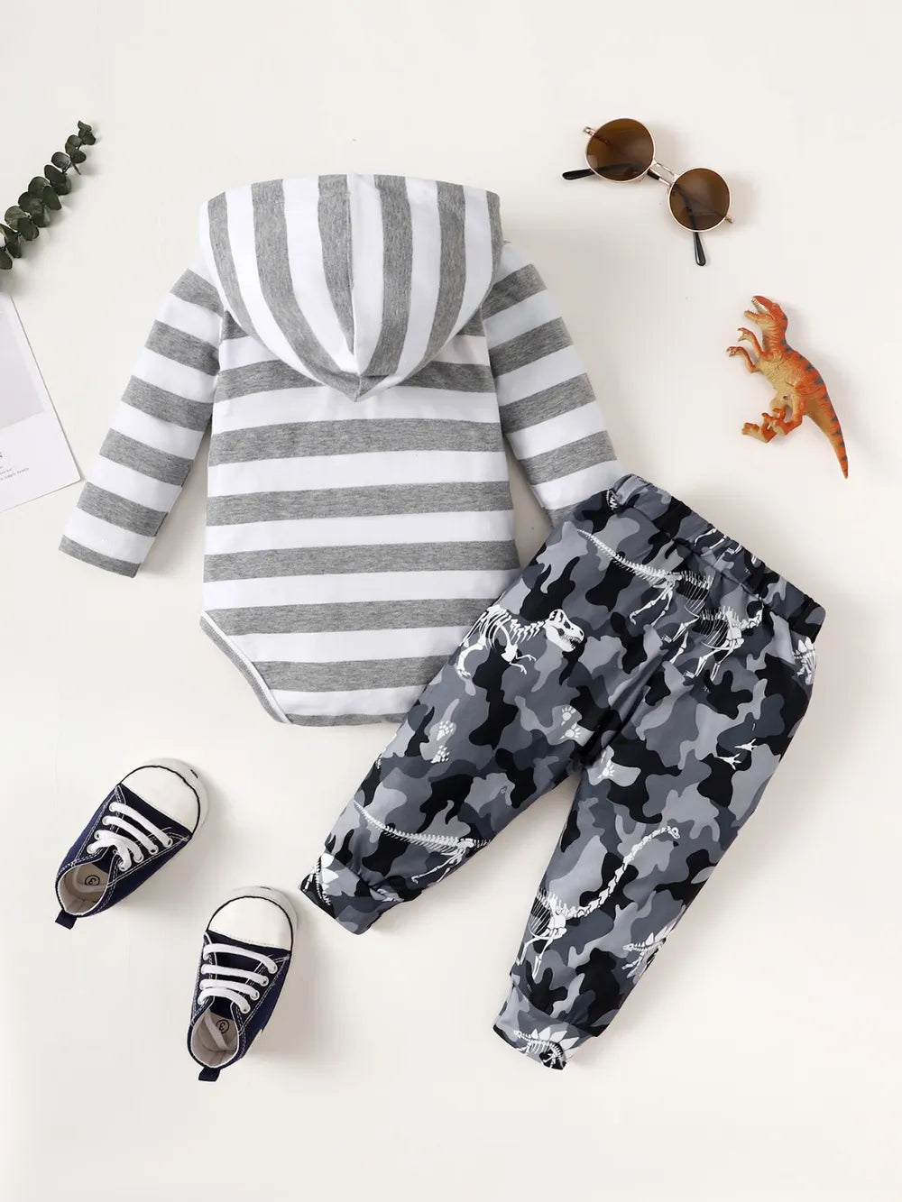Ensemble body hoodie rayé et pantalon camouflage pour bébé, vue arrière avec détails des finitions