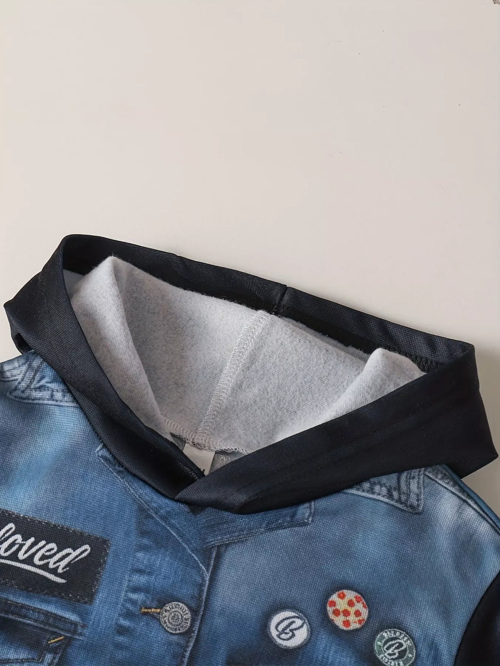 Détail veste boutonnée avec capuche pour enfant - coupe élégante et pratique - BabyCoton Suisse

