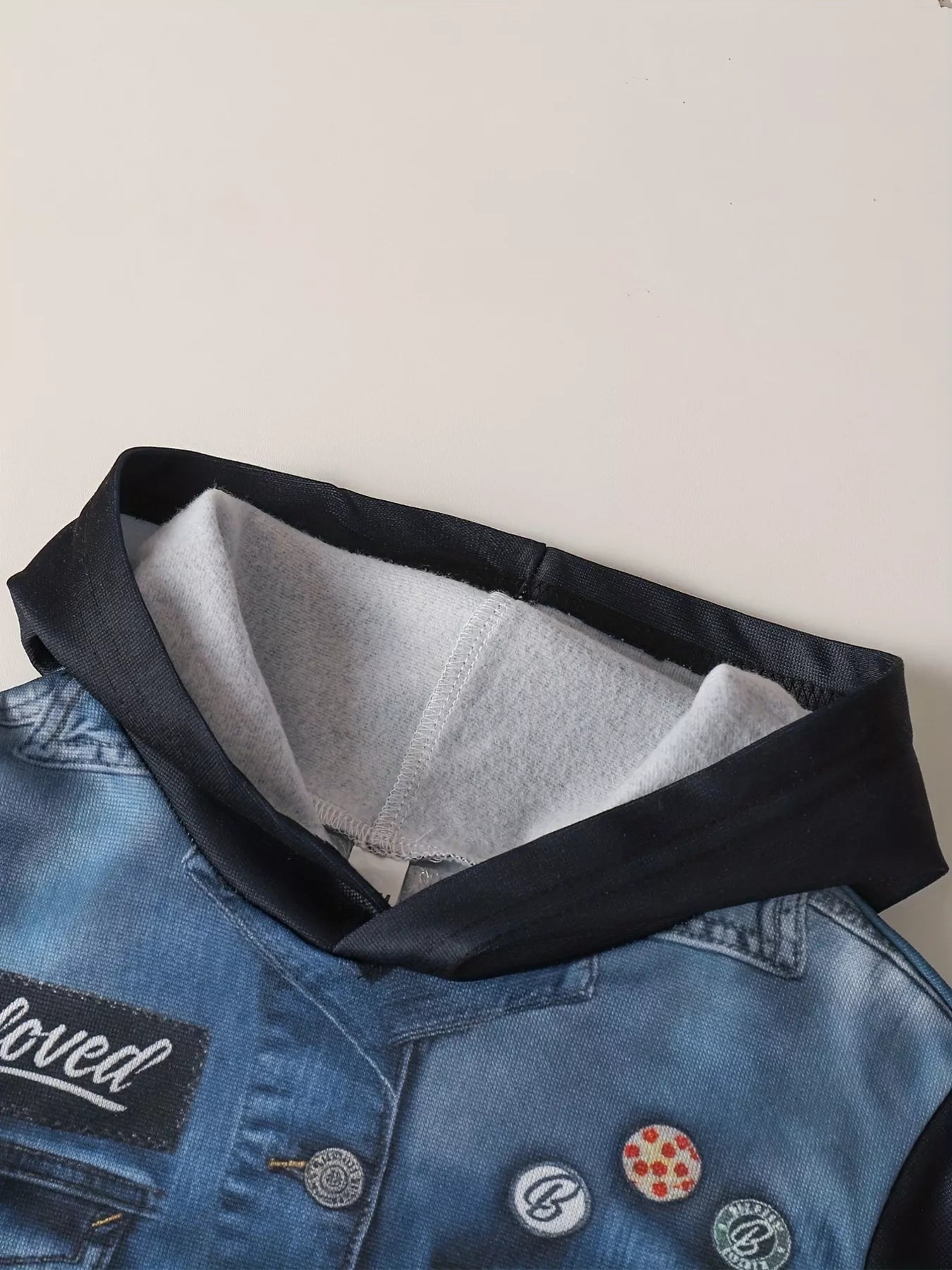 Détail veste boutonnée avec capuche pour enfant - coupe élégante et pratique - BabyCoton Suisse
