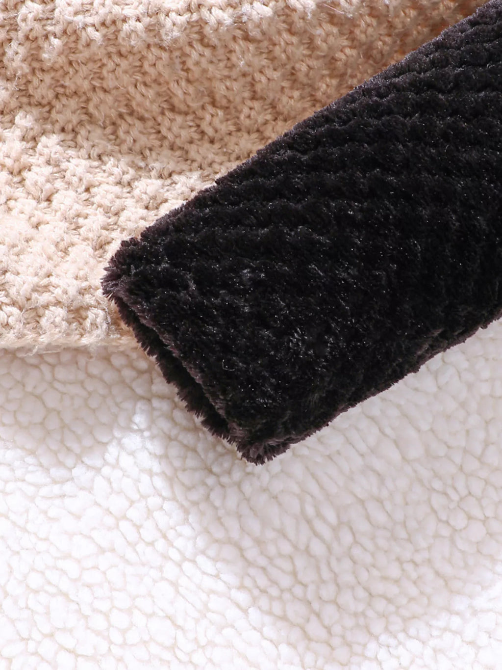 💕 Gros plan détail cardigan doux moelleux texture ultra-douce chaleureuse et robe à carreaux intemporelle champêtre élégante - design cocooning sophistiqué - finitions soignées coutures impeccables - tissus doux confortables - tenue fêtes anniversaires mariages baptêmes BabyCoton
