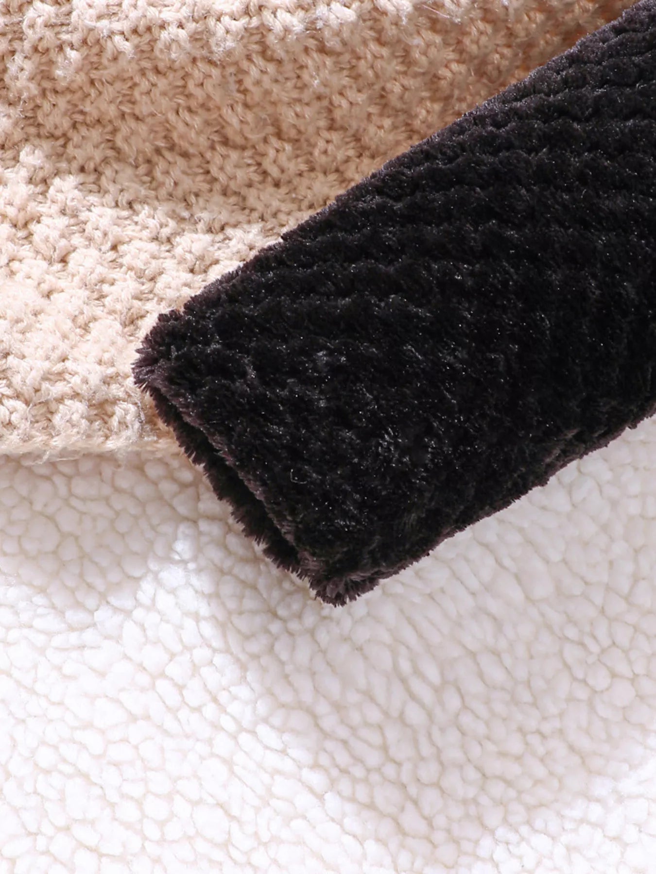 💕 Gros plan détail cardigan doux moelleux texture ultra-douce chaleureuse et robe à carreaux intemporelle champêtre élégante - design cocooning sophistiqué - finitions soignées coutures impeccables - tissus doux confortables - tenue fêtes anniversaires mariages baptêmes BabyCoton

