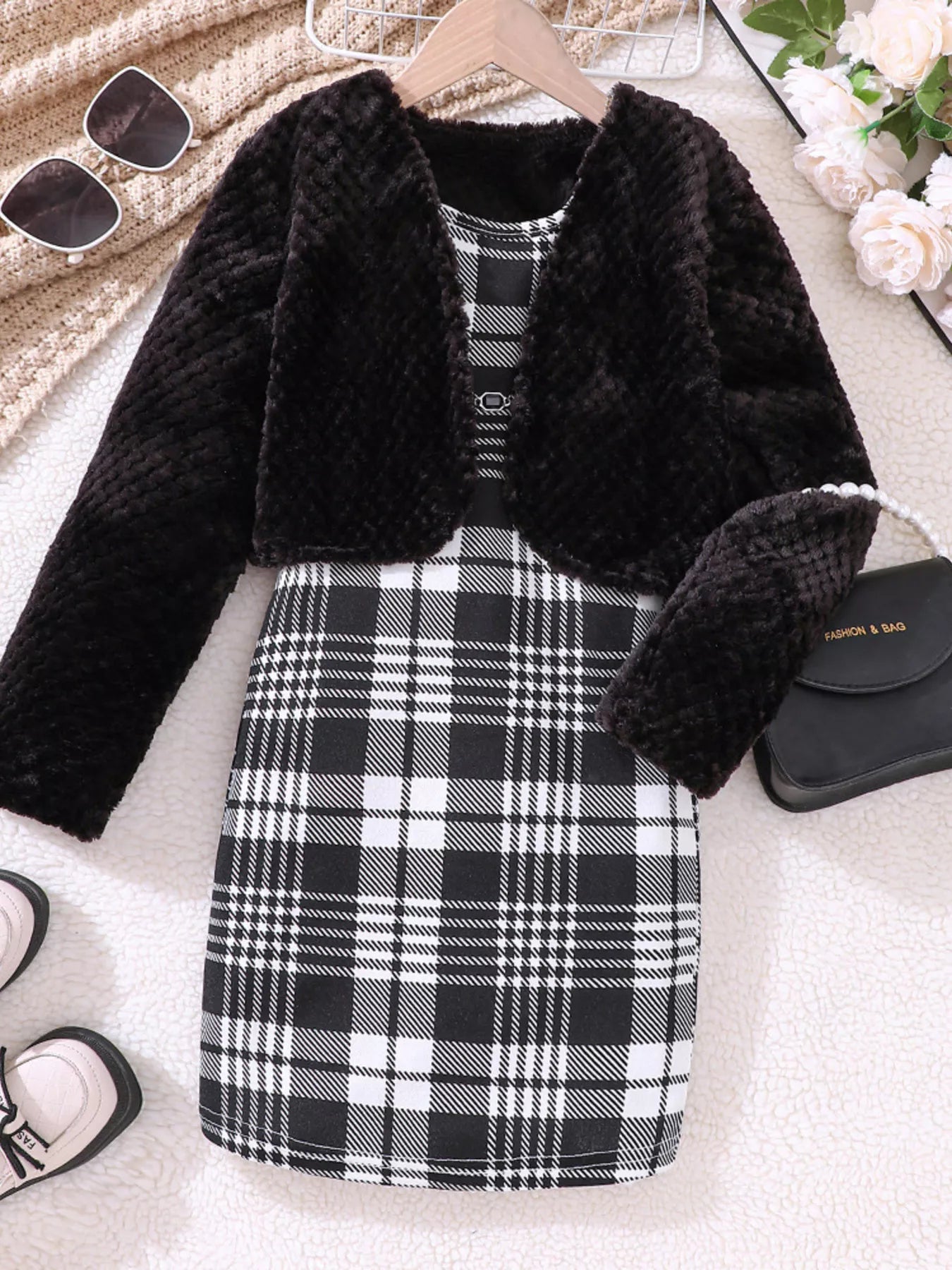 🧸 Adorable petite fille portant ensemble 2 pièces cardigan doux moelleux ultra-doux chaleureux et robe à carreaux champêtre élégante intemporelle - tenue complète fashionista cocooning chic - tissus doux confortables - silhouette flatteuse féminine - style élégant chaleureux - vêtements premium qualité occasions spéciales BabyCoton Suisse
