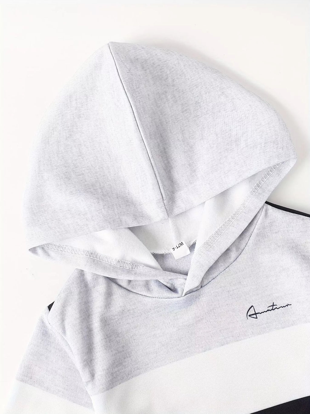 Détail hoodie casual color block avec blocs de couleurs contrastés - style tendance pour enfant - BabyCoton Suisse
