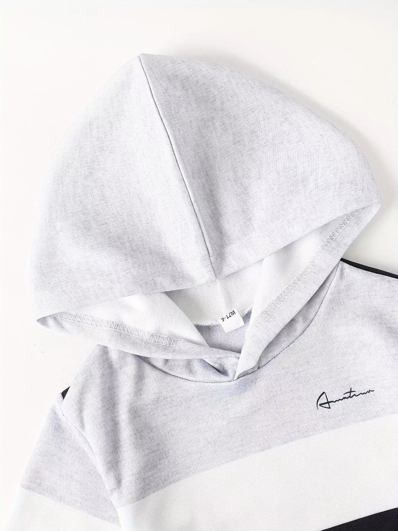 Détail hoodie casual color block avec blocs de couleurs contrastés - style tendance pour enfant - BabyCoton Suisse
