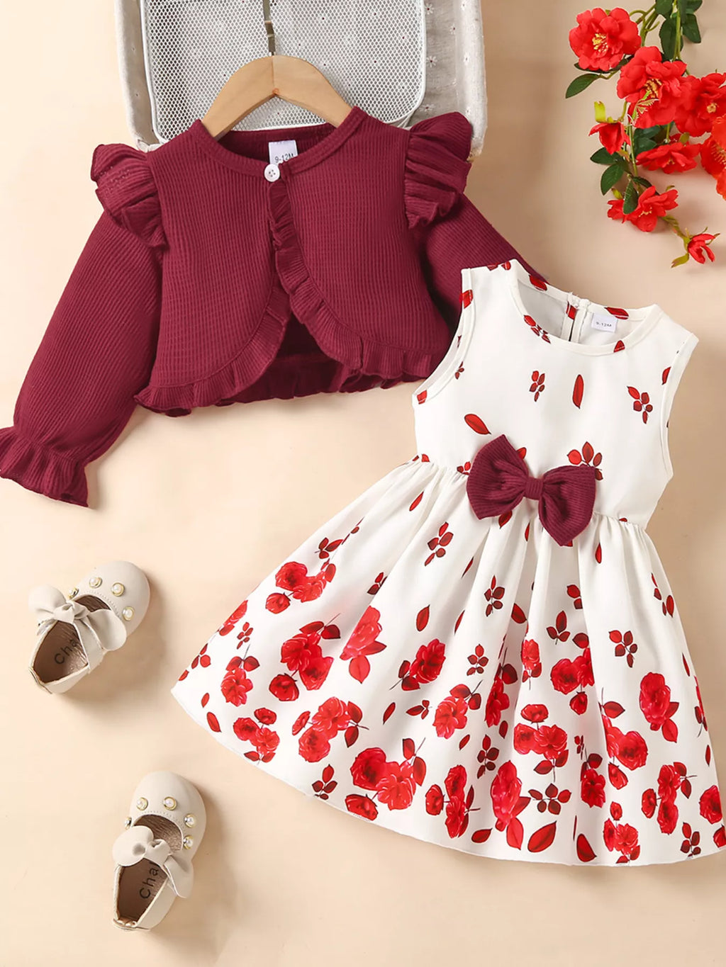 🎀 Adorable petite fille portant ensemble 2 pièces robe nœud adorable romantique et cardigan à volants délicats féminins - tenue complète princesse élégante - tissus doux confortables - silhouette flatteuse raffinée - style romantique sophistiqué - vêtements premium qualité occasions spéciales BabyCoton Suisse
