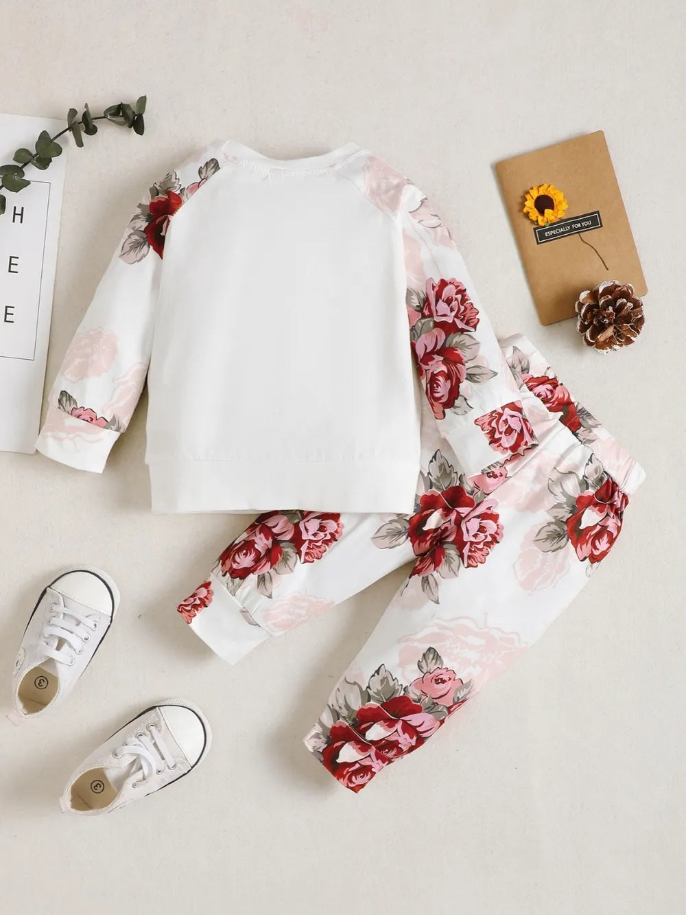 Détail ensemble haut floral pantalon enfant - motif floral gracieux - tissu doux confortable - qualité premium BabyCoton
