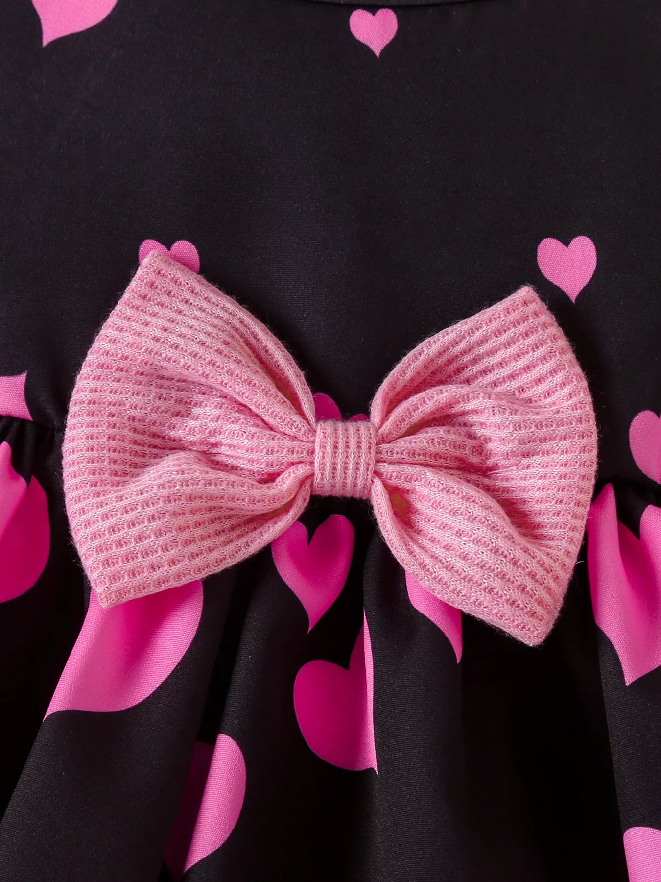 💕 Gros plan détail robe nœud adorable romantique charmant et cardigan à volants délicats féminins - design élégant sophistiqué - finitions soignées coutures impeccables - tissus doux confortables - tenue mariages baptêmes cérémonies BabyCoton
