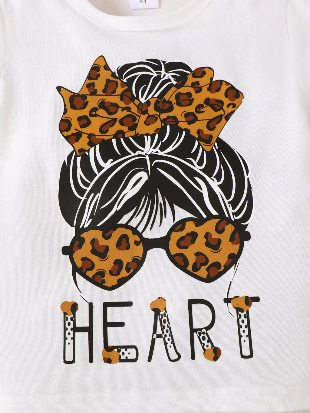 ✨ Détail rapproché de l'imprimé léopard chic - motif animal intemporel et stylé qui évoque puissance et confiance