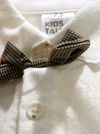 🎨 Gros plan détail chemise boutonnée classique élégante et salopette vintage rétro chic - bretelles ajustables pratiques - boutons qualité résistants - finitions soignées coutures impeccables - tissu doux respirant - tenue mariages baptêmes communions BabyCoton

