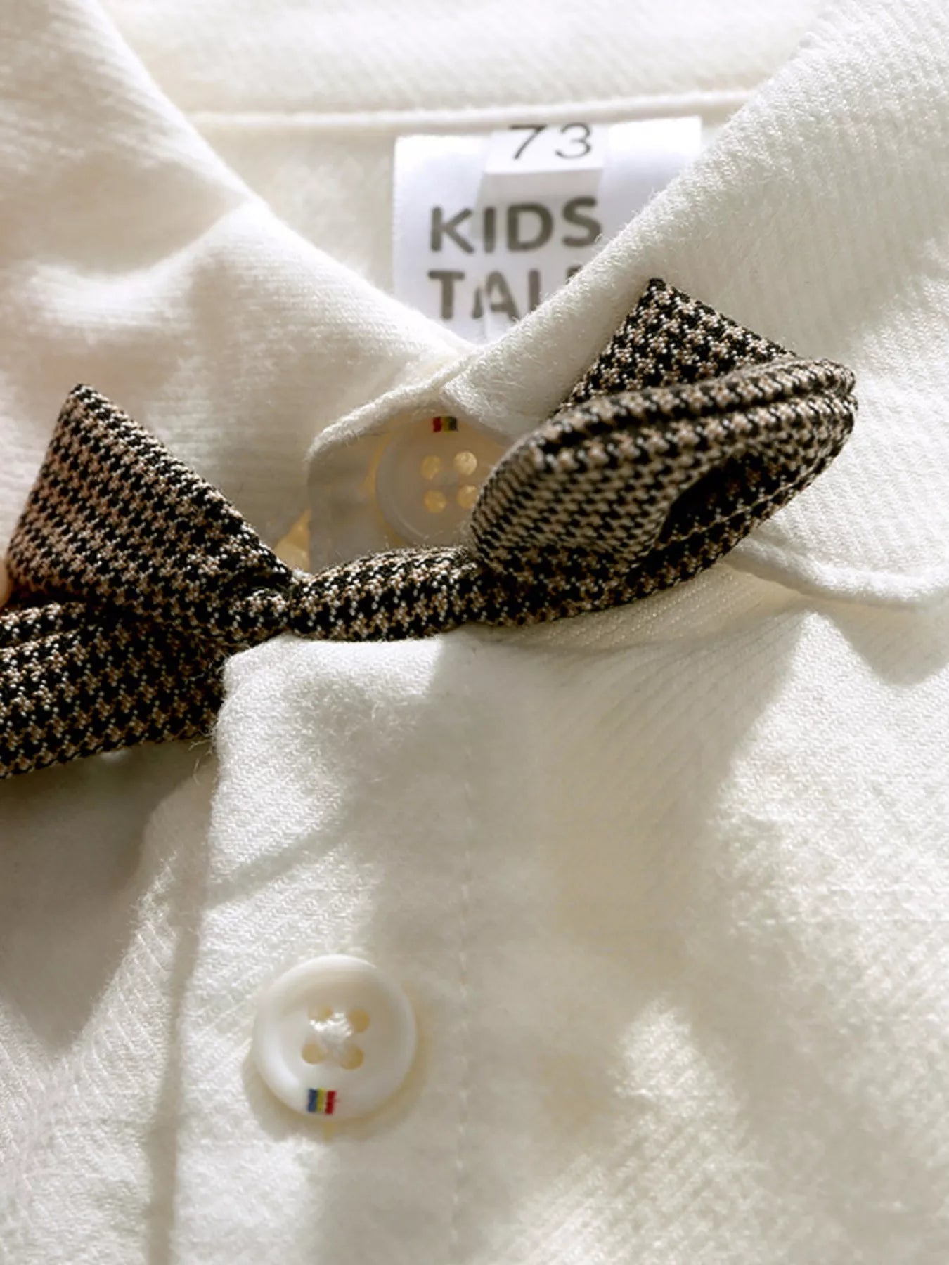 🎨 Gros plan détail chemise boutonnée classique élégante et salopette vintage rétro chic - bretelles ajustables pratiques - boutons qualité résistants - finitions soignées coutures impeccables - tissu doux respirant - tenue mariages baptêmes communions BabyCoton

