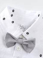 ✨ Détail final ensemble complet chemise boutonnée classique salopette vintage chic - tissu doux confortable optimal - bretelles ajustables pratiques - design intemporel élégant gentleman - finitions qualité exceptionnelle - vêtements premium petit gentleman BabyCoton Suisse
