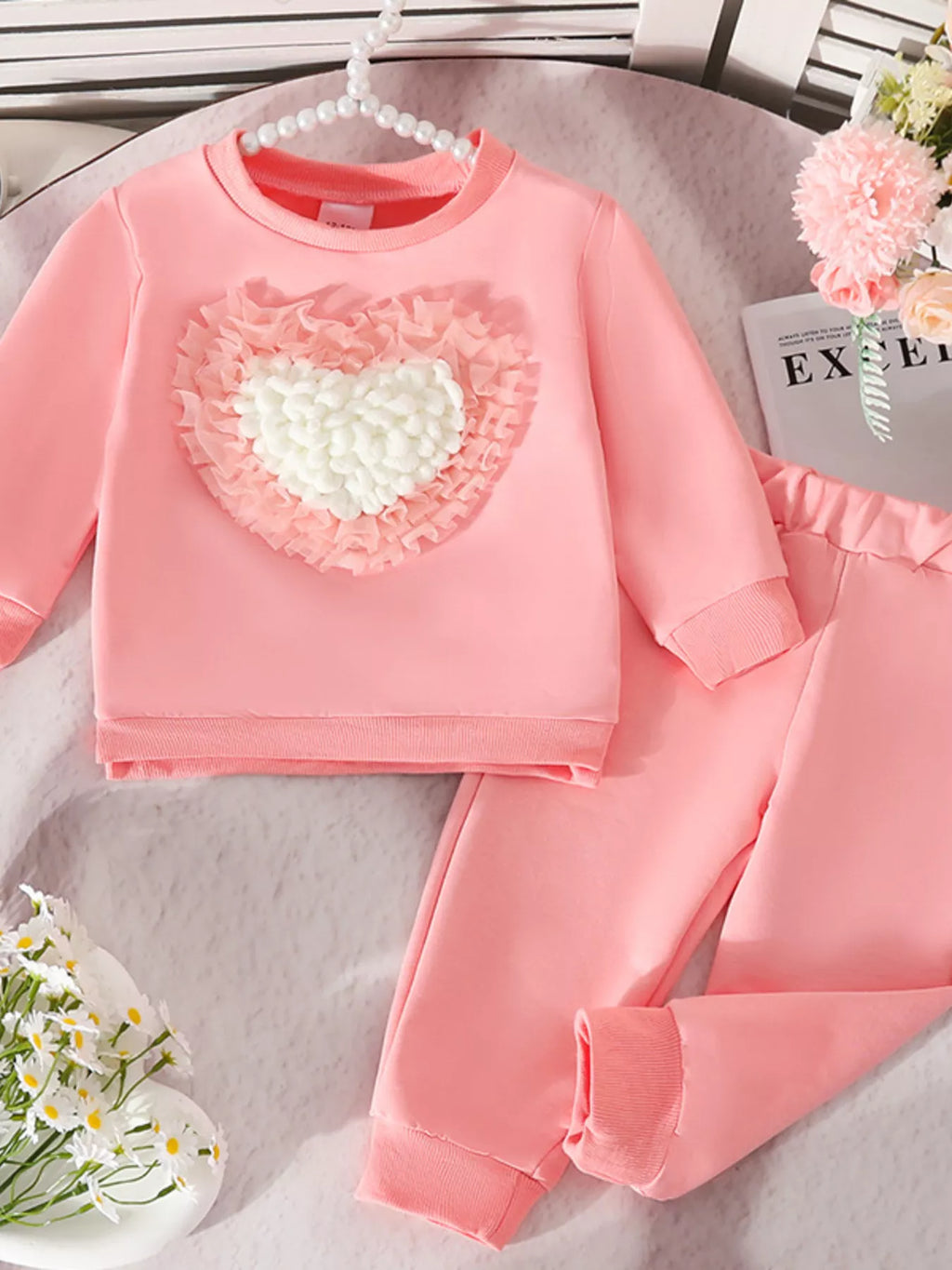 Ensemble haut col rond motif cœur et pantalon pour enfant - vue de face - design tendre et adorable - BabyCoton
