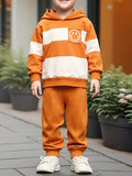 🎨 Enfant portant un ensemble sweat à capuche color block vibrant et pantalon coordonné - vue de face montrant le design moderne aux couleurs contrastées pleines d'énergie