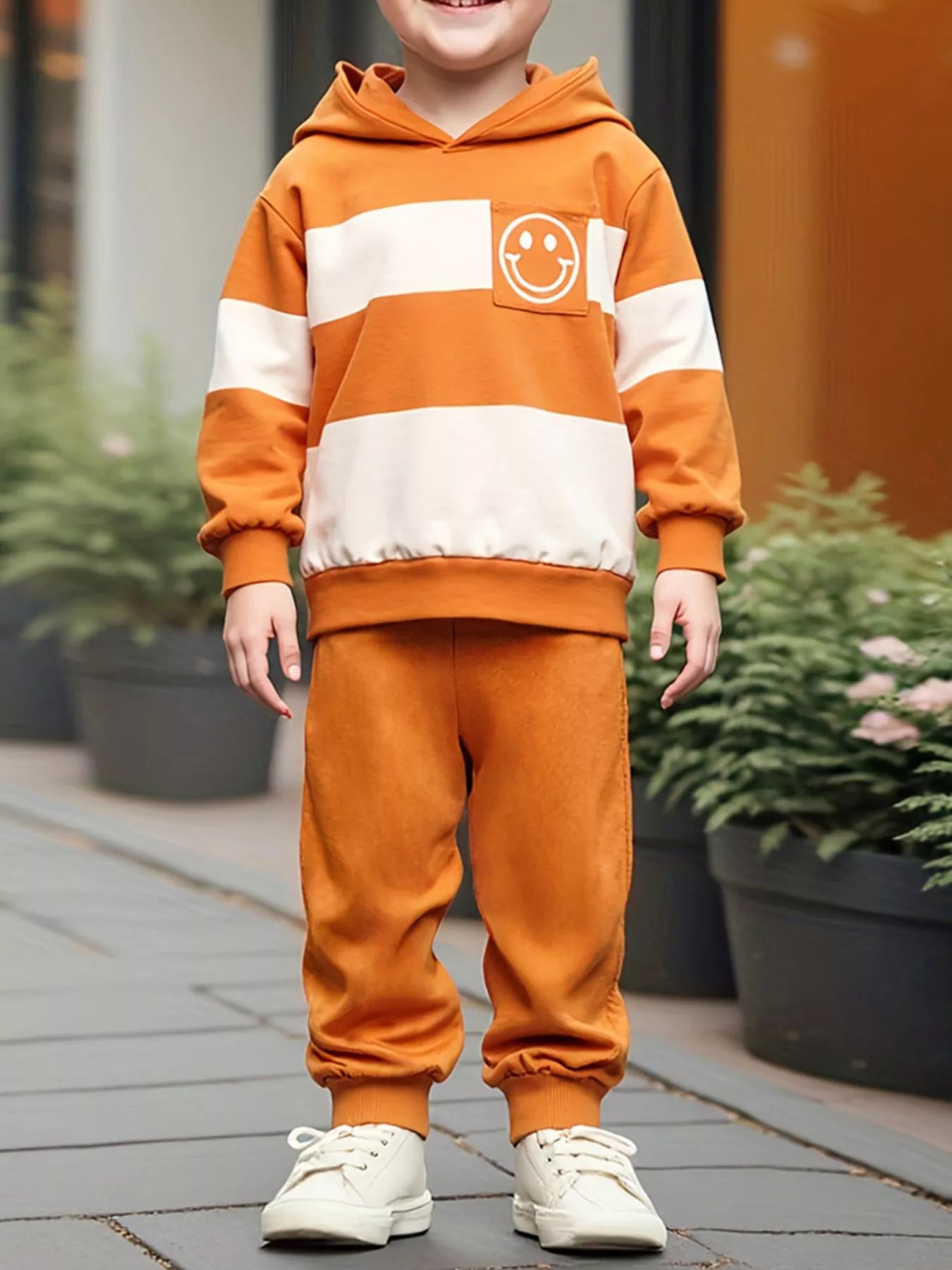 🎨 Enfant portant un ensemble sweat à capuche color block vibrant et pantalon coordonné - vue de face montrant le design moderne aux couleurs contrastées pleines d'énergie