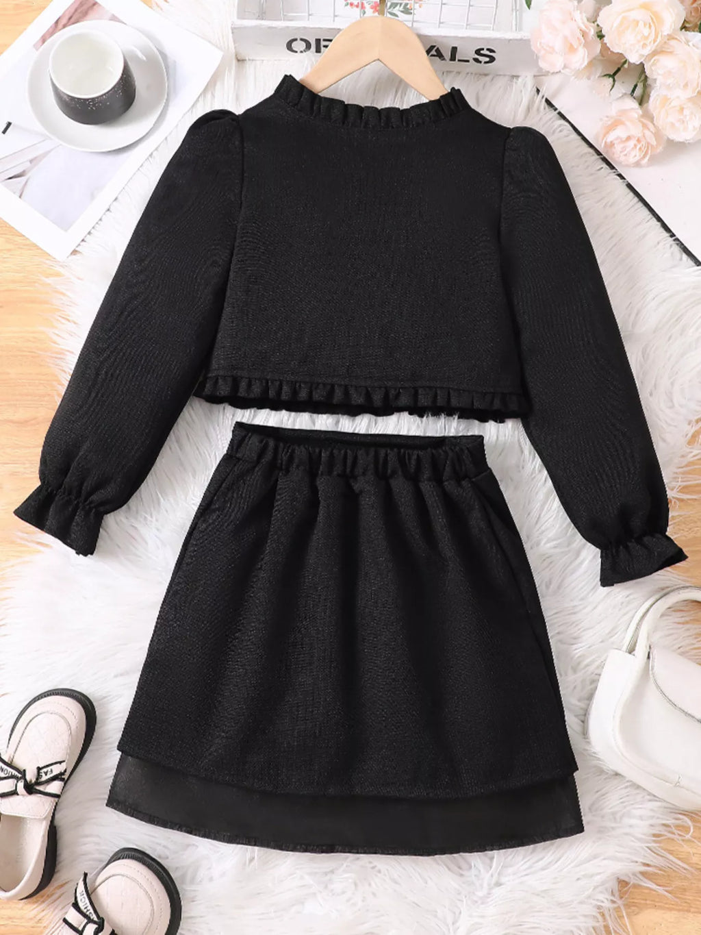 ✨ Détail final ensemble complet 2 pièces haut à volants romantiques délicats féminins jupe coordonnée élégante - tissu doux confortable optimal - design charmant sophistiqué harmonieux - détails volantés délicats - finitions qualité exceptionnelle coutures impeccables - vêtements premium petite fille élégante romantique BabyCoton Suisse
