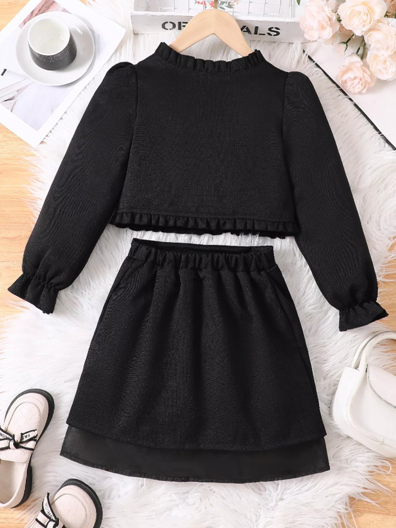 ✨ Détail final ensemble complet 2 pièces haut à volants romantiques délicats féminins jupe coordonnée élégante - tissu doux confortable optimal - design charmant sophistiqué harmonieux - détails volantés délicats - finitions qualité exceptionnelle coutures impeccables - vêtements premium petite fille élégante romantique BabyCoton Suisse
