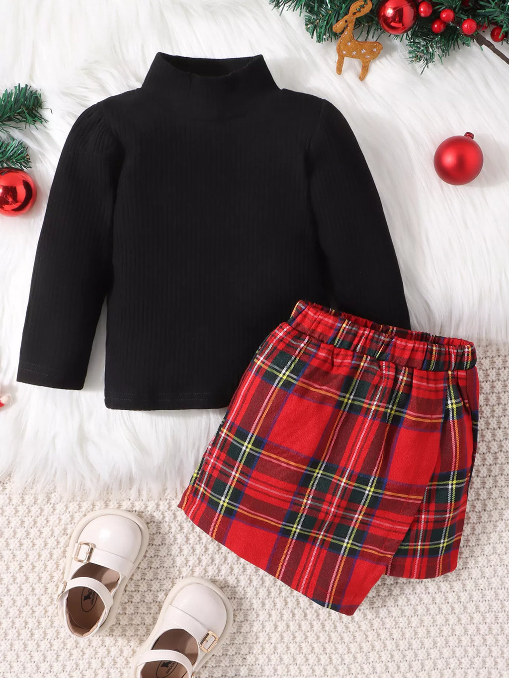 💕 Ensemble complet à plat montrant le haut côtelé et la jupe à carreaux - coordination parfaite pour un look harmonieux et soigné