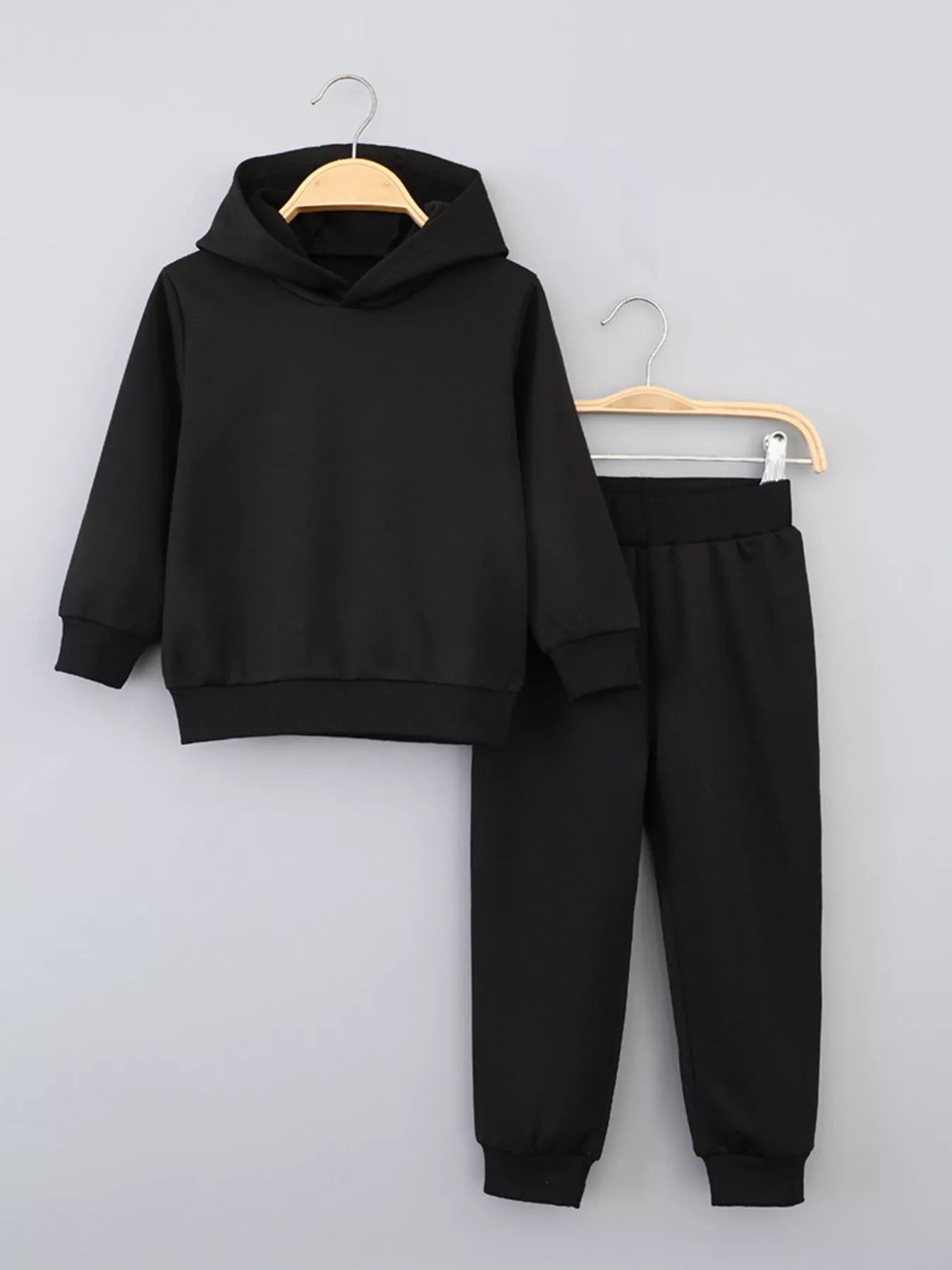 ✨ Ensemble complet à plat montrant le sweat à capuche et le pantalon assorti - coordination parfaite des couleurs et des matières pour un look harmonieux sans effort

