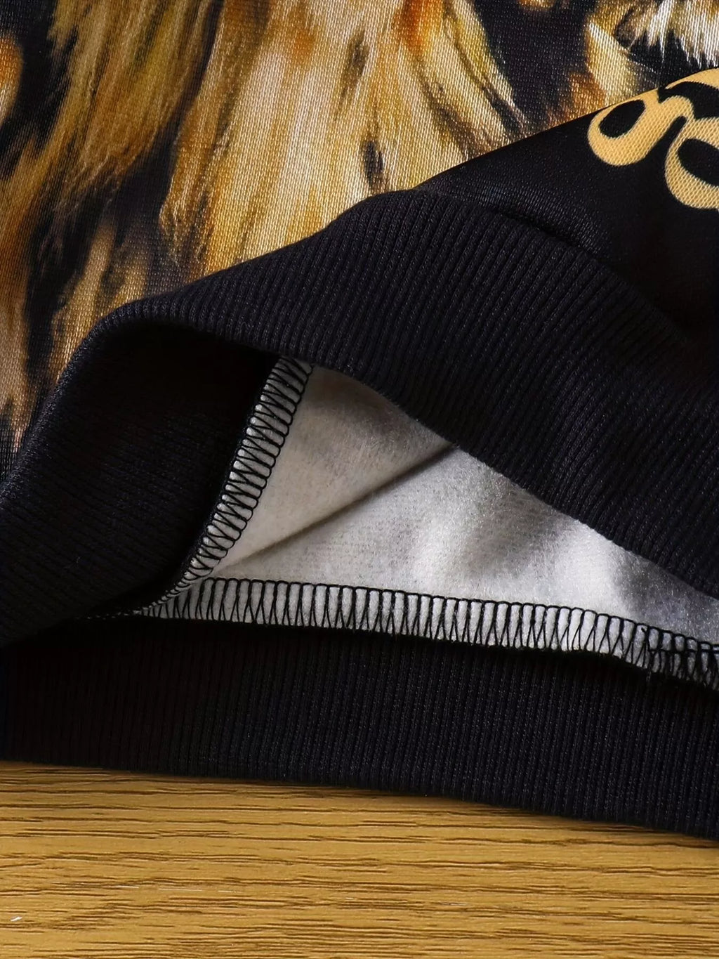 ✨ Détail final ensemble complet hoodie Roi Lion graphique savane et pantalon coordonné - design majestueux inspirant - tissu ultra-doux confort royal - couleurs vibrantes tons chauds africains - finitions qualité exceptionnelle - vêtements premium enfant BabyCoton Suisse
