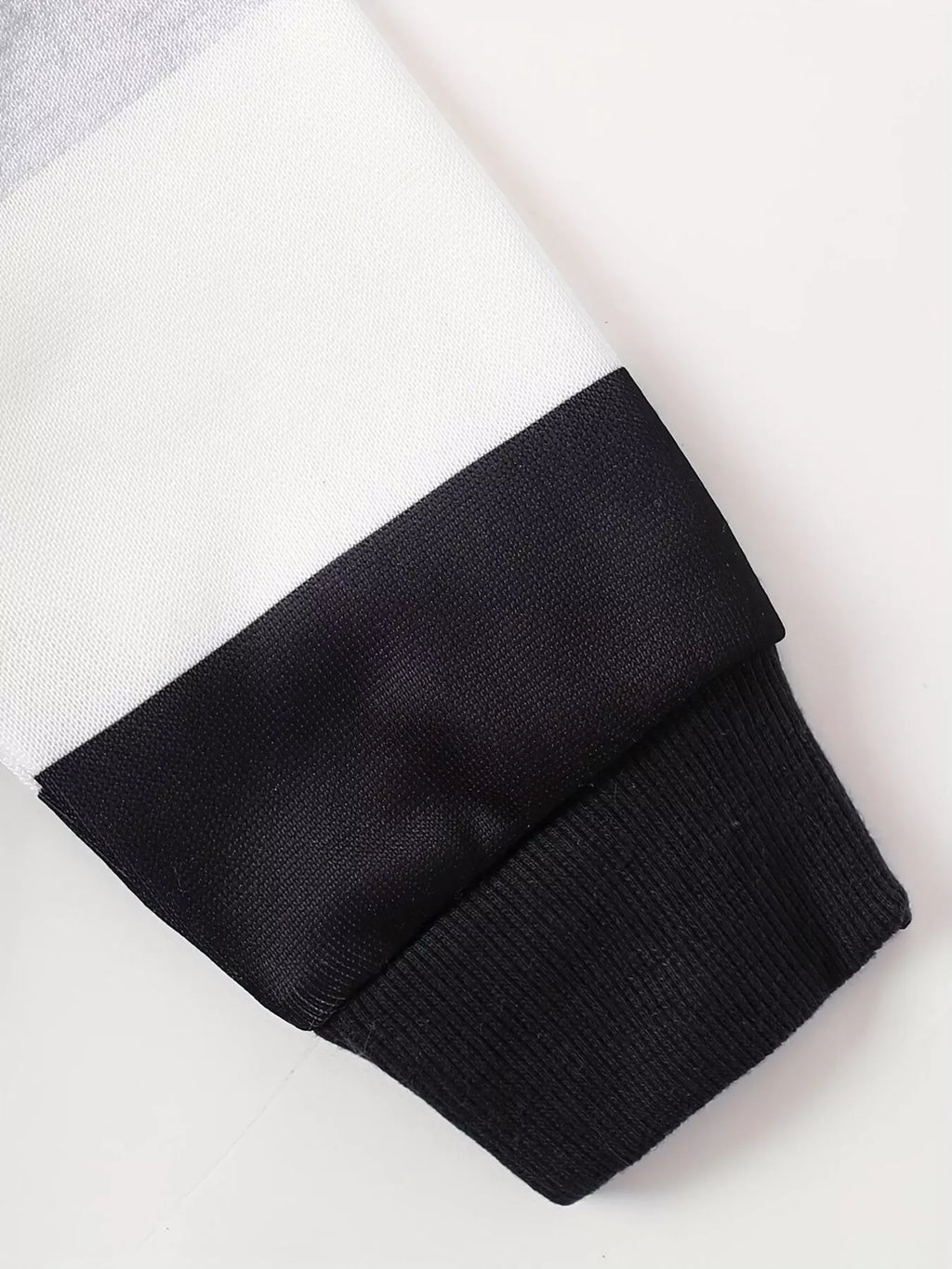 Détail hoodie casual color block avec blocs de couleurs contrastés - style tendance pour enfant - BabyCoton Suisse
