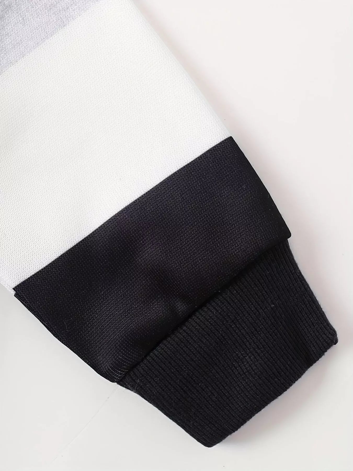 Détail hoodie casual color block avec blocs de couleurs contrastés - style tendance pour enfant - BabyCoton Suisse
