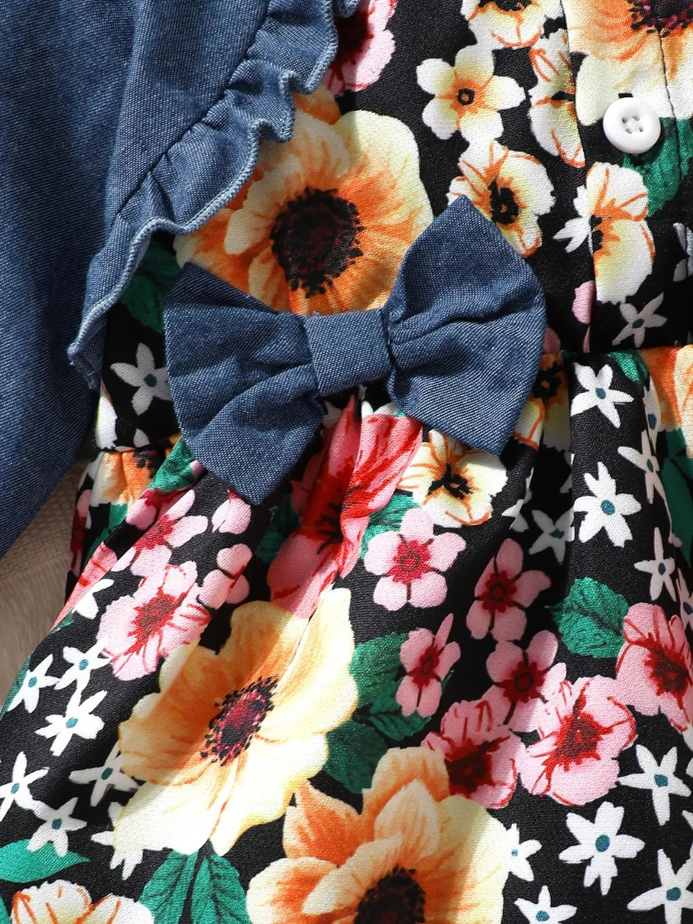 Détail motif floral délicat et volants romantiques sur robe fille - finitions soignées avec nœud contrasté
