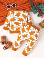 🍪 Enfant portant un ensemble imprimé pain d'épices festif avec pantalon coordonné - vue de face montrant les adorables bonshommes souriants qui capturent la magie de Noël