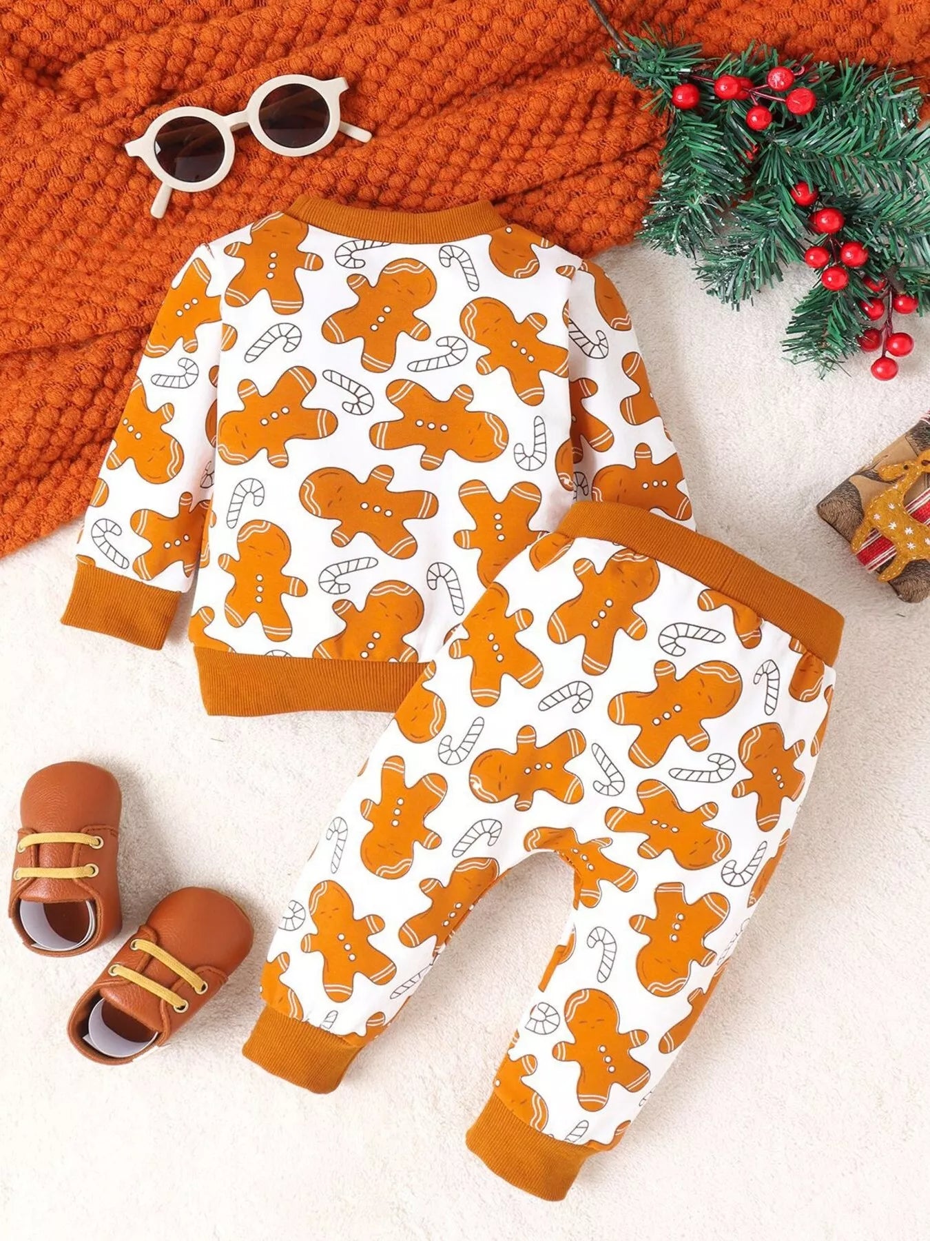 🍪 Enfant portant un ensemble imprimé pain d'épices festif avec pantalon coordonné - vue de face montrant les adorables bonshommes souriants qui capturent la magie de Noël