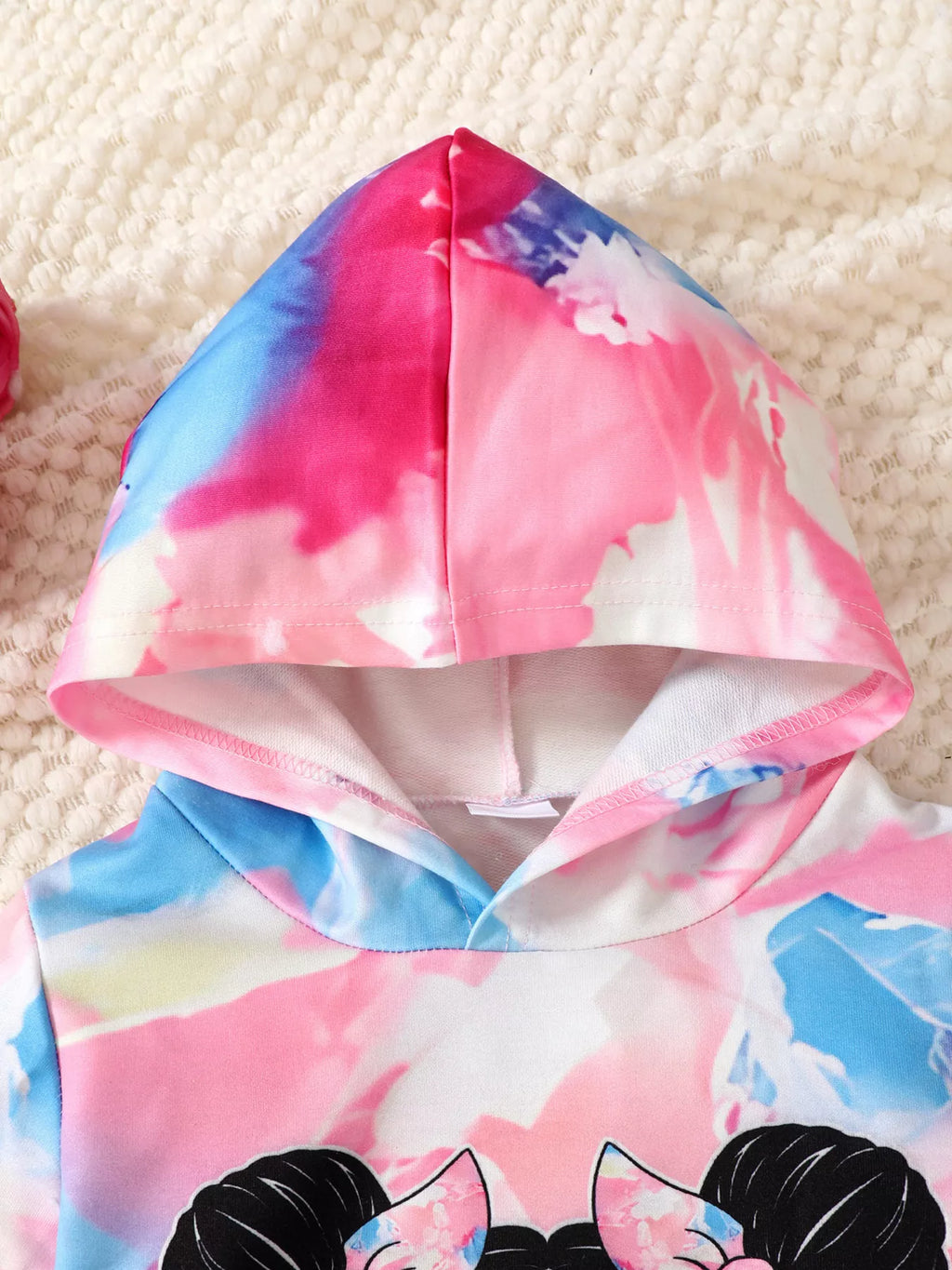 🌈 Gros plan détail effet tie-dye unique coloré sur hoodie enfant - dégradés artistiques vibrants joyeux - graphique créatif original - finitions soignées qualité premium - couleurs résistantes lavage - tenue expression créative école BabyCoton
