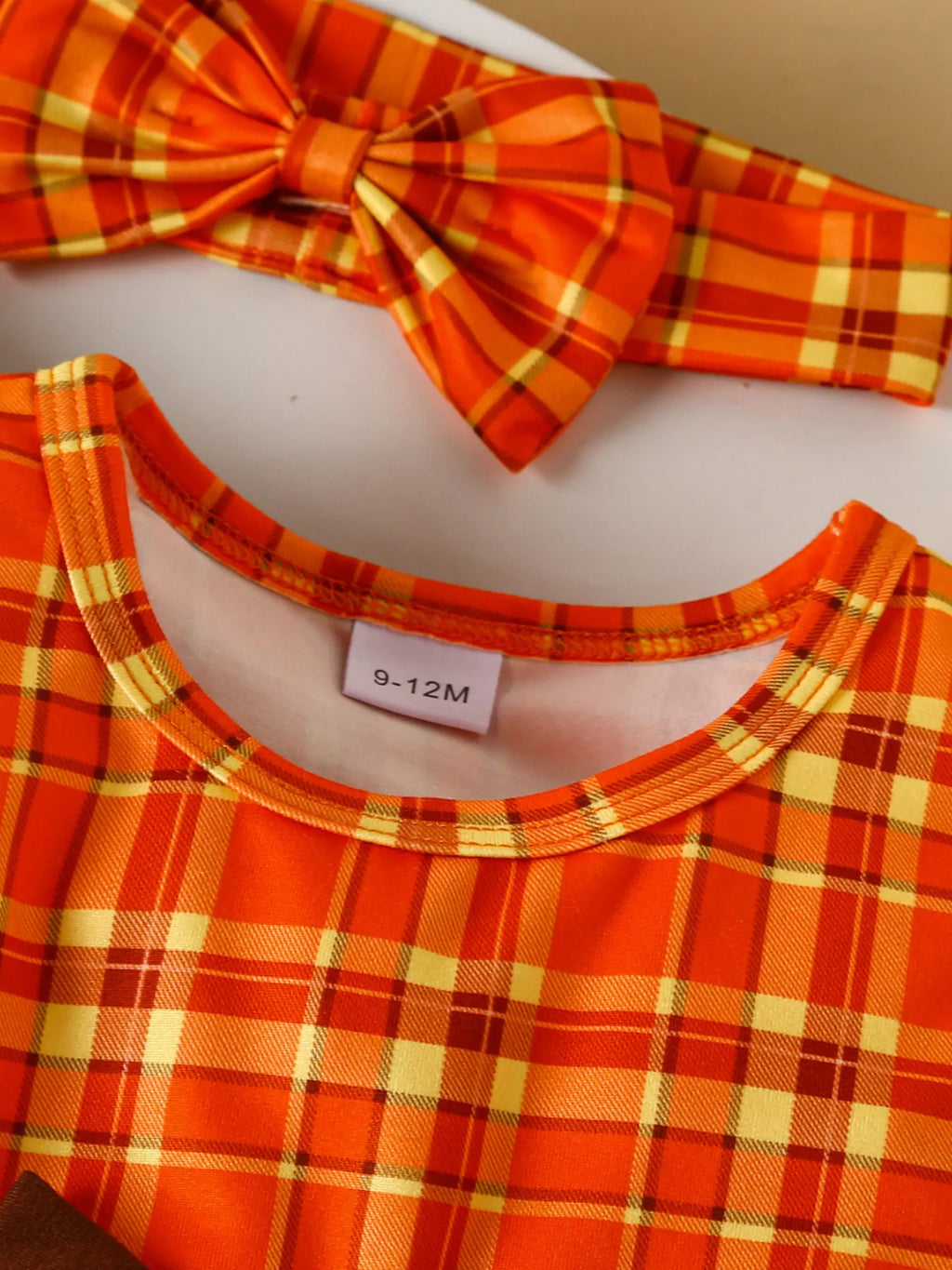 🎀 Gros plan détail broderie dinde artisanale fait main et nœud adorable sur robe à carreaux festive - finitions soignées qualité premium - motif carreaux champêtre élégant - tenue occasions spéciales mariages baptêmes cérémonies - BabyCoton
